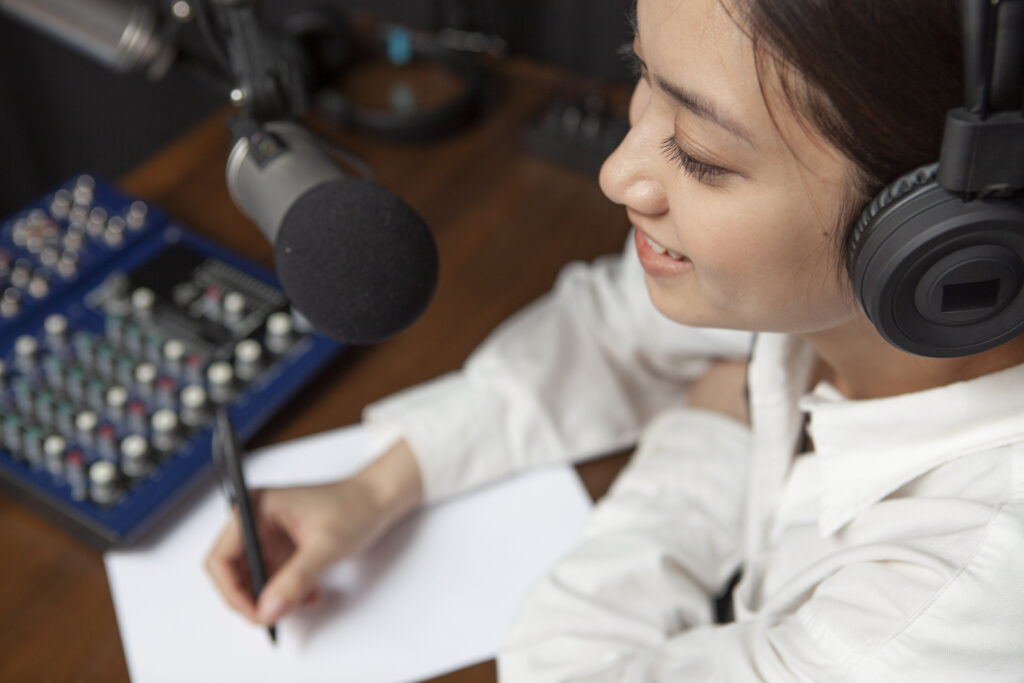 ラジオ業界に就職するのに必要な学歴は？年収や仕事内容や将来性について解説