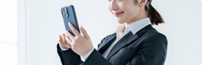スマホを眺める女子就活生